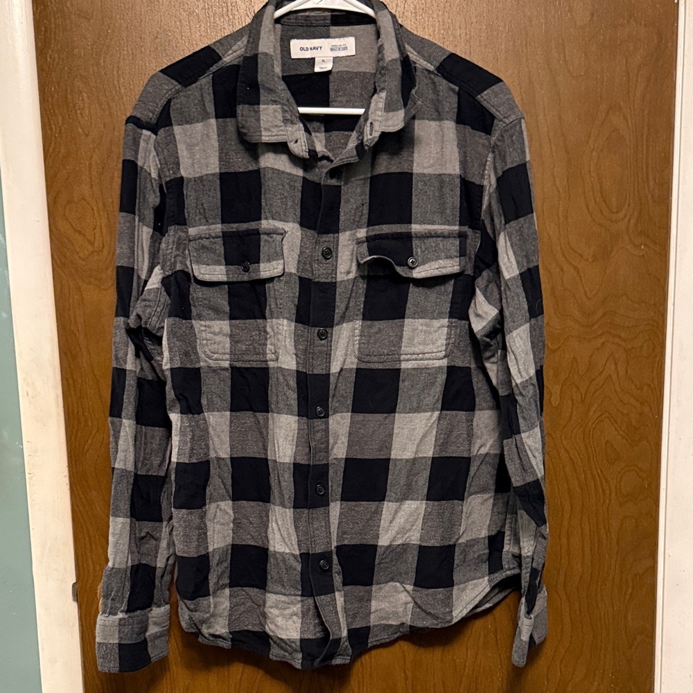Old Navy Men's Plaid Button-Down Shirt in Black and Gray size XL